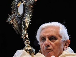 Pope-Benedict-XVI-displays-the-Blessed-Sacrament